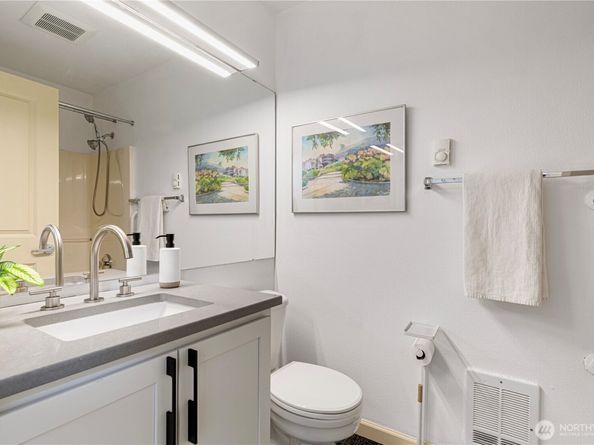 9222 Roosevelt Way NE 302, Seattle WA 98115