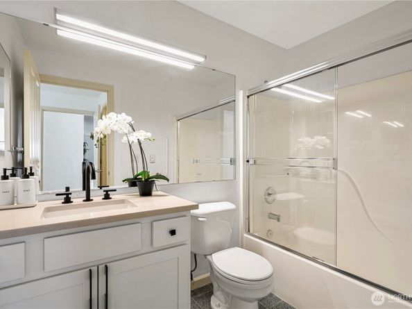 9222 Roosevelt Way NE 302, Seattle WA 98115
