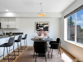 9222 Roosevelt Way NE 302, Seattle WA 98115