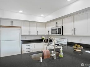 9222 Roosevelt Way NE 302, Seattle WA 98115