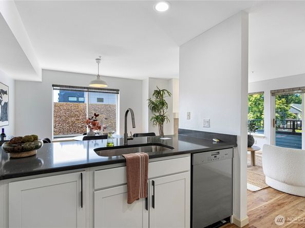 9222 Roosevelt Way NE 302, Seattle WA 98115