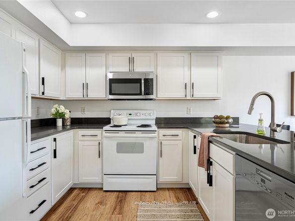 9222 Roosevelt Way NE 302, Seattle WA 98115