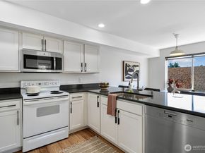 9222 Roosevelt Way NE 302, Seattle WA 98115