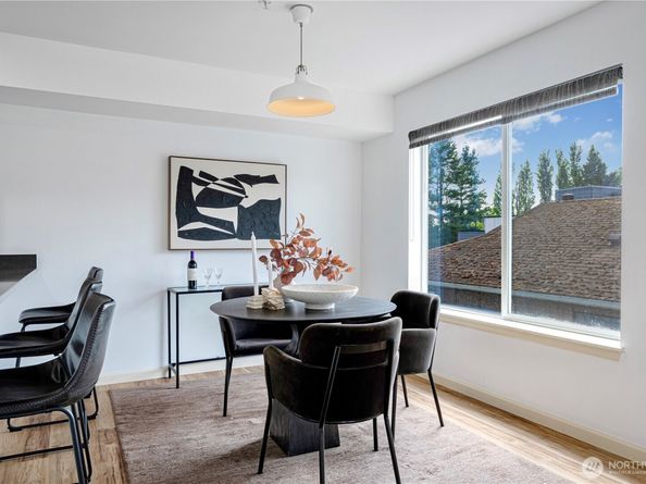 9222 Roosevelt Way NE 302, Seattle WA 98115