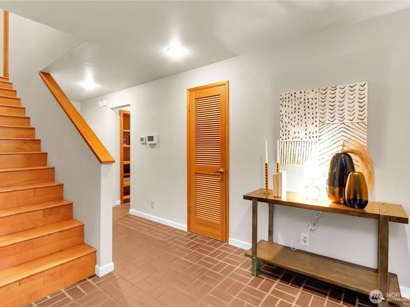 11611 73rd Place NE, Kirkland WA 98034