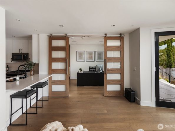 9810 SE Shoreland Drive, Bellevue WA 98004