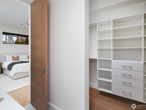 9810 SE Shoreland Drive, Bellevue WA 98004