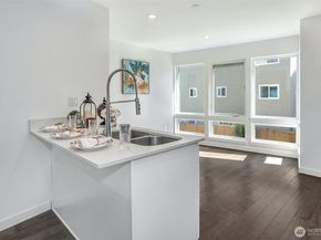 7526 43rd Avenue S A, Seattle WA 98118