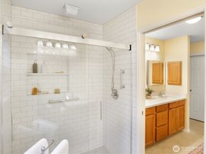 22471 SE 42nd Terrace 2204, Issaquah WA 98029