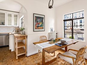 1106 NE 42nd 19, Seattle WA 98105