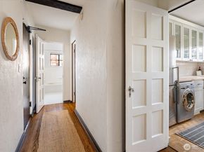 1106 NE 42nd 19, Seattle WA 98105