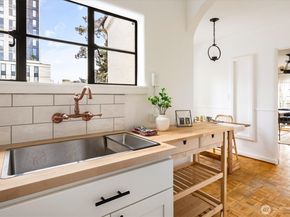 1106 NE 42nd 19, Seattle WA 98105