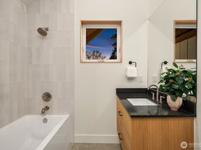 1806 E Mercer Street, Seattle WA 98112