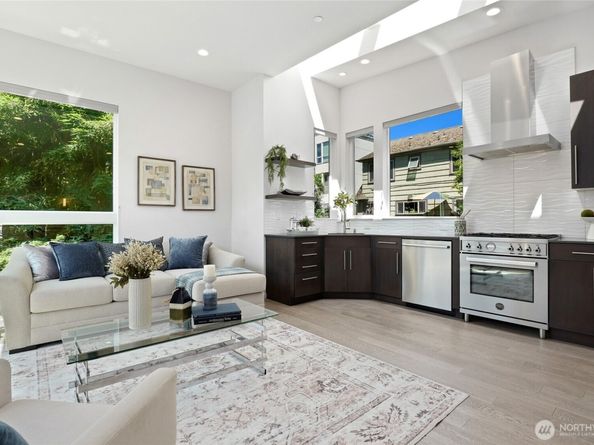 3929 2nd Avenue NE, Seattle WA 98105