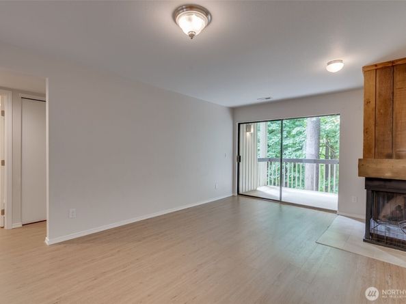 10819 NE 37th Place 224, Bellevue WA 98004