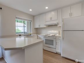10819 NE 37th Place 224, Bellevue WA 98004