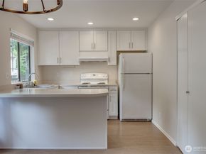 10819 NE 37th Place 224, Bellevue WA 98004
