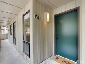 10819 NE 37th Place 224, Bellevue WA 98004