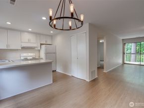 10819 NE 37th Place 224, Bellevue WA 98004