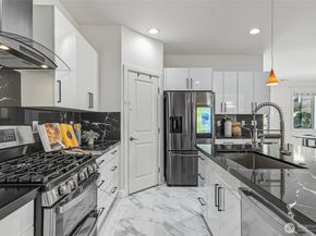 20042 94th Avenue NE, Bothell WA 98011
