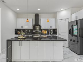 20042 94th Avenue NE, Bothell WA 98011