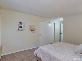 19115 Ballinger Way NE 102, Lake Forest Park WA 98155