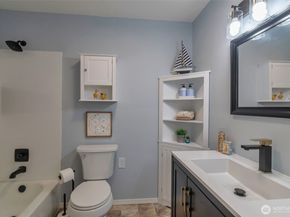 19115 Ballinger Way NE 102, Lake Forest Park WA 98155