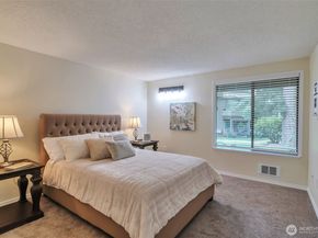 19115 Ballinger Way NE 102, Lake Forest Park WA 98155