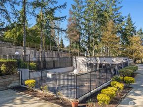 10419 NE 32nd Place E204, Bellevue WA 98004