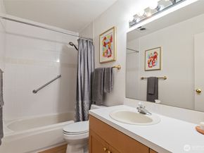 10419 NE 32nd Place E204, Bellevue WA 98004