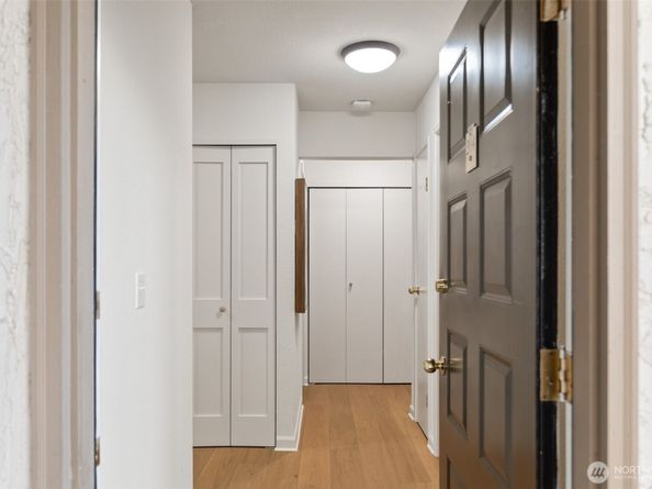 10419 NE 32nd Place E204, Bellevue WA 98004