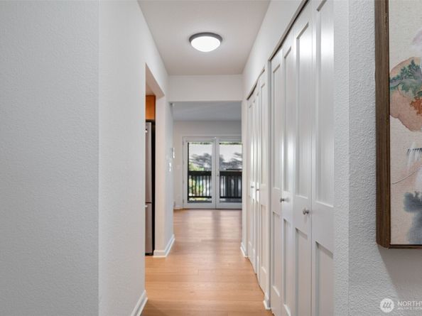 10419 NE 32nd Place E204, Bellevue WA 98004