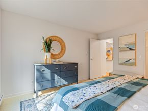 10419 NE 32nd Place E204, Bellevue WA 98004
