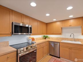 10419 NE 32nd Place E204, Bellevue WA 98004