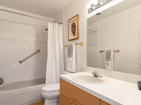 10419 NE 32nd Place E204, Bellevue WA 98004