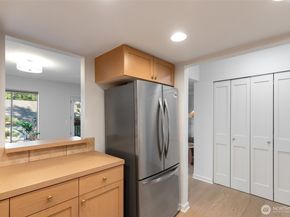 10419 NE 32nd Place E204, Bellevue WA 98004