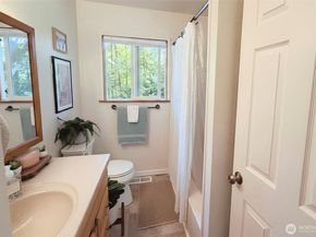 711 Eagle Cliff Rd NE, Bainbridge Island WA 98110
