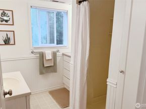 711 Eagle Cliff Rd NE, Bainbridge Island WA 98110
