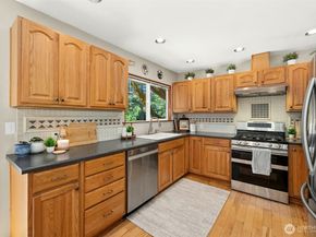 711 Eagle Cliff Rd NE, Bainbridge Island WA 98110