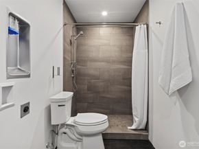 6304 Lakeview Drive, Kirkland WA 98033