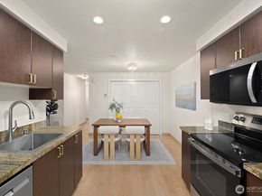215 9th Street D101, Kirkland WA 98033