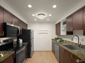 215 9th Street D101, Kirkland WA 98033