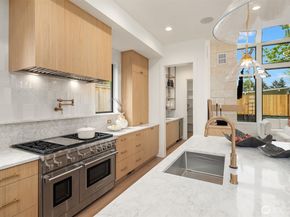 1032 107th Avenue SE, Bellevue WA 98004