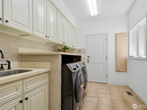 15885 SE 62nd St, Bellevue WA 98006