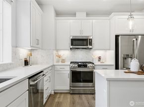 19244 NE 69th Circle 104, Redmond WA 98052