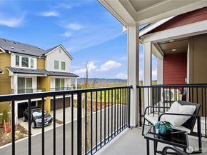 19244 NE 69th Circle 104, Redmond WA 98052