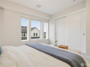 19244 NE 69th Circle 104, Redmond WA 98052