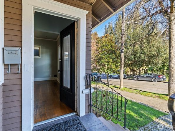 1721 3rd Avenue N, Seattle WA 98109