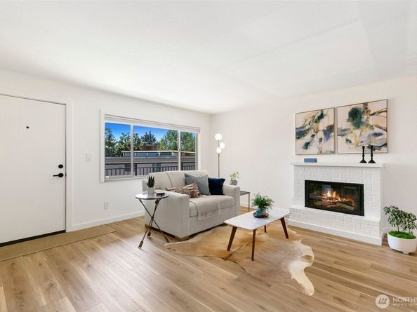 3820 NE 155th Place 902, Lake Forest Park WA 98155