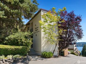 3820 NE 155th Place 902, Lake Forest Park WA 98155